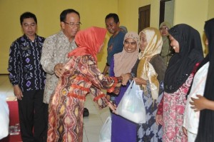 BALANGAN BUMI SANGGAM PEMKAB BALANGAN SERAHKAN BANTUAN SOSIAL PNPM