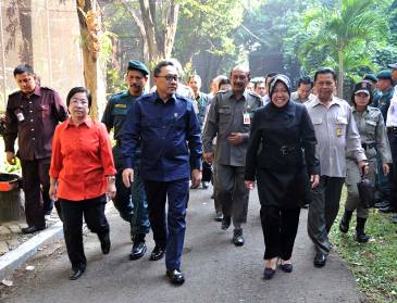 Menhut Serahkan SK Izin LK KBS Ke Walikota Surabaya