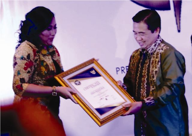 Walikota Banjarmasin, H Ibnu Sina, menerima penghargaan Best Of The Best Figure 2019 dari Seven Media Asia-Asia Global Council, di Trans Resort Bali.