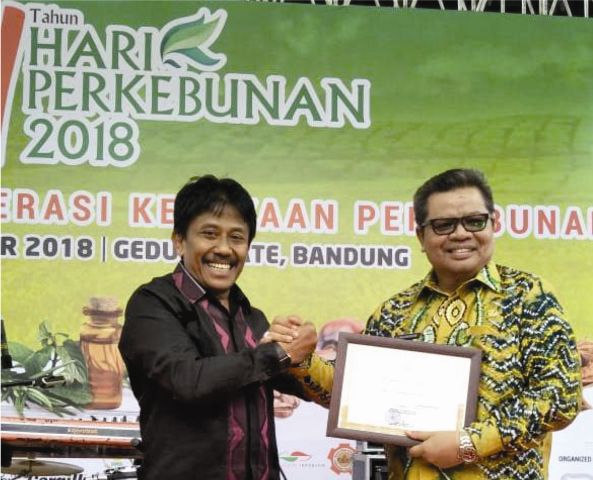 Bupati Balangan, H Ansharuddin, menerima penghargaan untuk kepala daerah peduli pembangunan perkebunan berkelanjutan dari Dirjen Perkebunan Kementerian Pertanian RI.