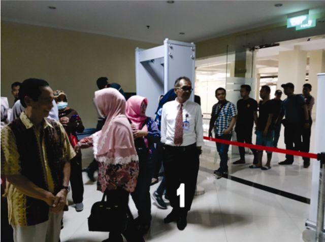 Bambang Tri Wibowo SH, kuasa hukum para korban, bersama para korban saat melapor ke SPKT (Sentra Pelayanan Kepolisian Terpadu) Ditreskrimum Polda Jawa Tengah.