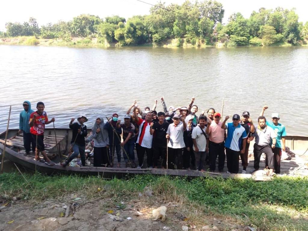MAHASISWA IPB IKUT MENGAIS SAMPAH DI MALO