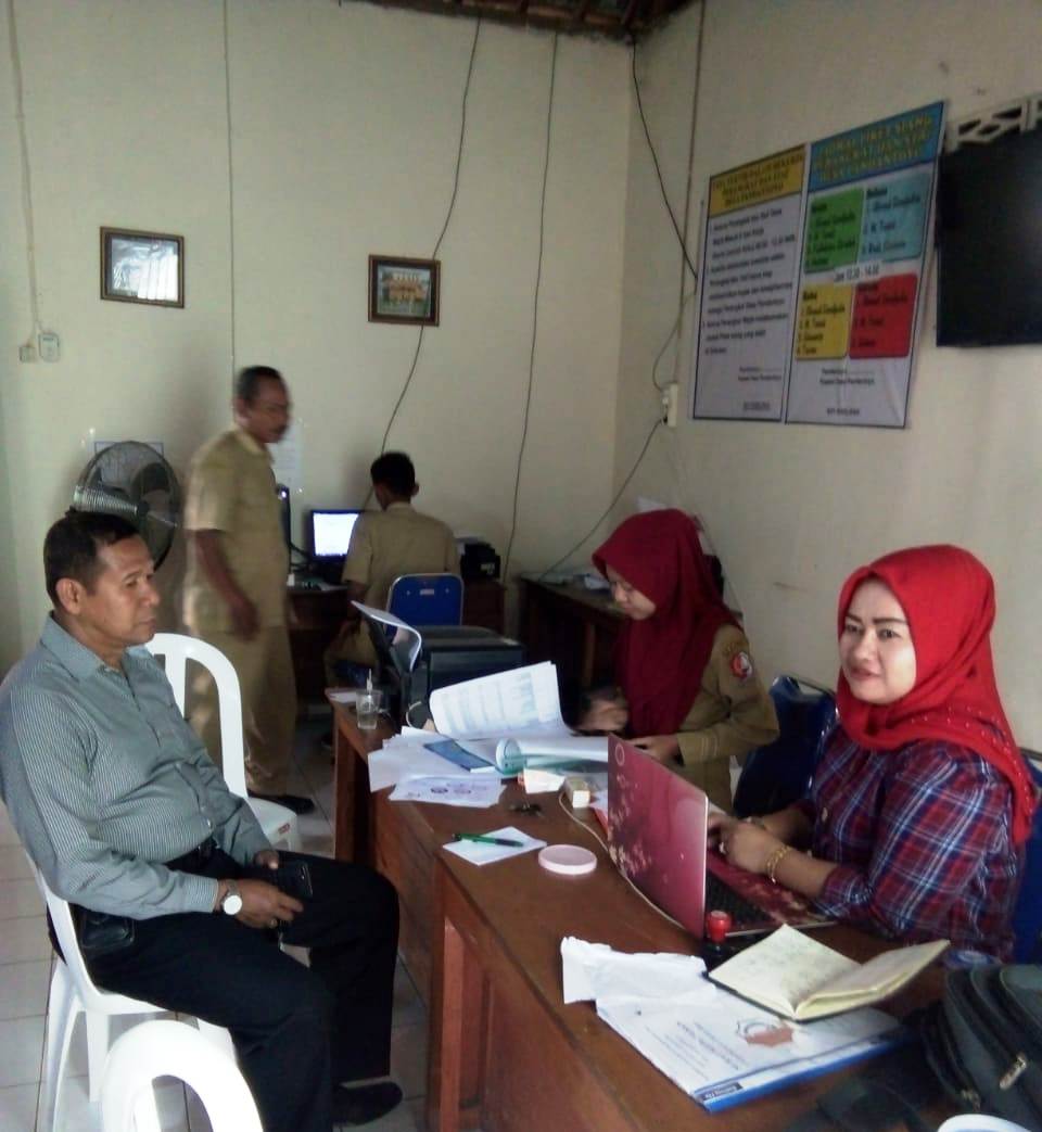 Kades Pandantoyo, Hj Siti Khalifah, menemui Kanit Resintel Polsek Temayang, Darsam.