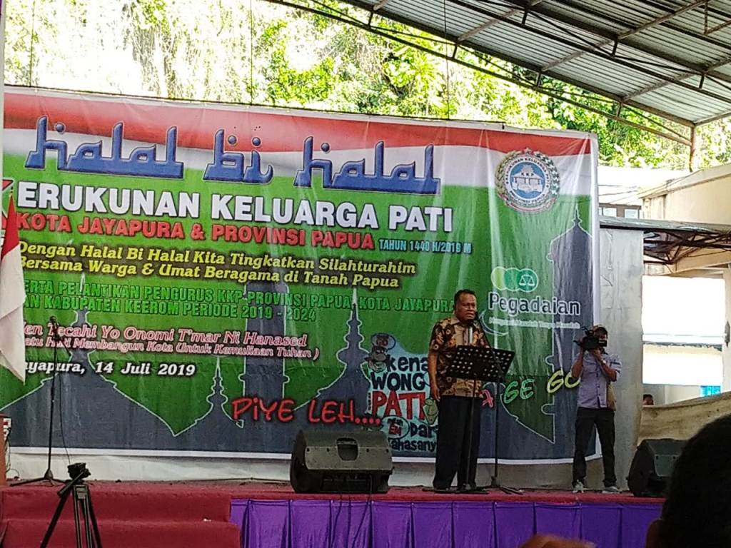 Asisten II Kota Jayapura saat mewakili Walikota Jayapura dalam acara Halal Bi Halal dan Pelantikan Pengurus Kerukunan Keluarga Pati 2019-2024.