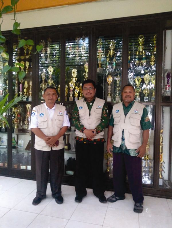 Dari kiri : Kepsek SMPN 6 Manokwari, Drs Misbah, Kepsek SMPN 11 Surabaya, Mohammad Sufyan SPd MSi dan Kepsek SMPN 3 Manokwari, Laurens Krey SPd.