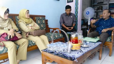 (Kiri No. 2) Kepala Dinas DP3A Kota Salatiga, Afif Zufroningdyah SH MH membahas kasus dugaan KDRT bersama (kanan No. 1) Ucok Kuncoro SH MH, pengacara Puryanti, di ruang kerja Ucok Kuncoro SH MH.