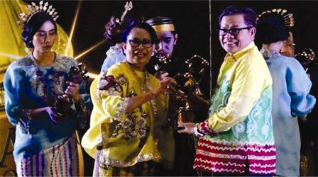 Bupati Balangan, H Ansharuddin, ketika menerima penghargaan KLA 2019 dari Menteri PPPA RI, Prof DR Yohana Susana Yembese Dip Apling MA.