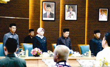 Bupati Batola, Hj Noormiliyani AS, didampingi Wabup H Rahmadian Noor, bersama dengan DPRD Batola ketika menyepakati KUA-PPAS 2020.
