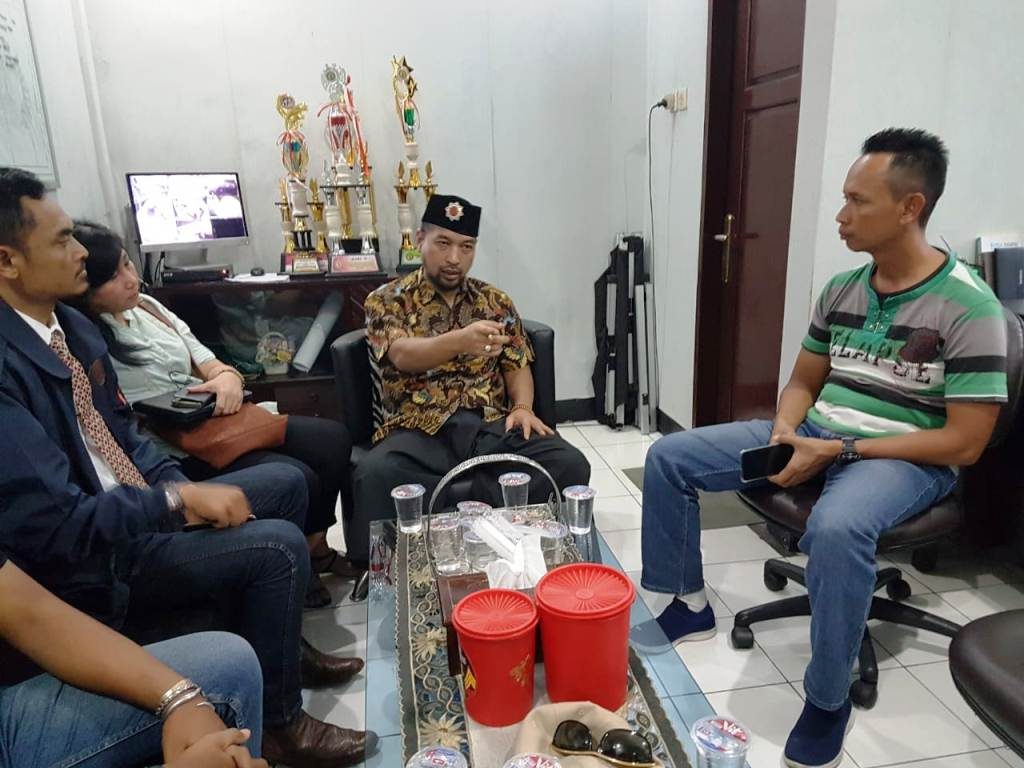 KAPOLSEK TUGU PERSILAHKAN AHLI WARIS PAKU BUWONO X PASANG PAPAN INFORMASI DI LOKASI TANAH SEPANJANG TIDAK TIMBUL KONFLIK FISIK