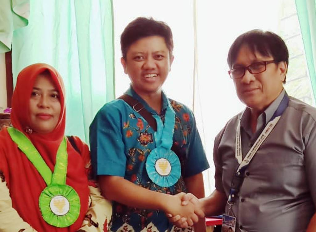 Mendapat ucapan selamat dari Direktur SEAMEO, Dr Gatot Hari Priowiryanto.