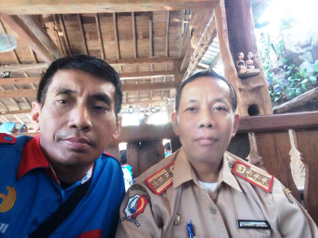Camat Padangan Drs Sugeng Firmanto, bersama Eko Purnomo, Wartawan Majalah FAKTA.