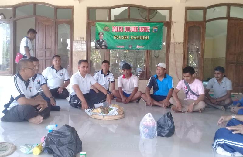 Kapolsek Kalitidu, AKP Syabain Rahmad Kusriyanto SH, memberikan penyuluhan setelah kendurian mengawali kegiatan