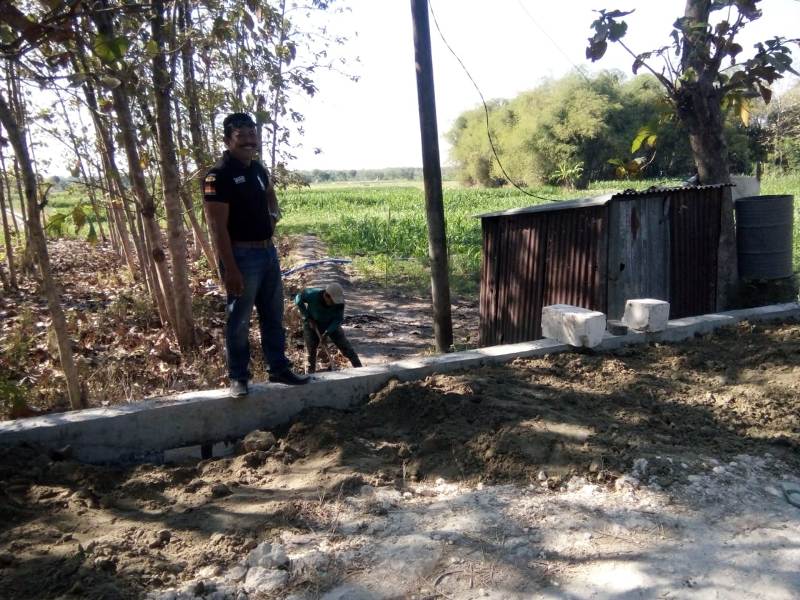 Kades Wadang, Yakup, nunggui petugas TPT.