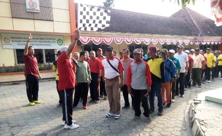 Adm/KKPH Bojonegoro, Dewanto SHut MM, memberangkatkan peserta jalan santai.
