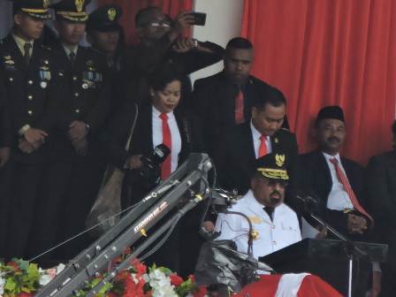 Gubernur Papua, Lukas Enembe SIP MH, saat menjadi Inspektur Upacara Peringatan HUT RI Ke-74 di Stadion Mandala Dok V Jayapura, Sabtu (17/8/2019), pukul 09.30 Wit.