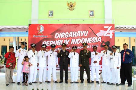 Forpimka Ngasem bersama beberapa kades dan wartawan FAKTA memekikkan “Merdeka !”