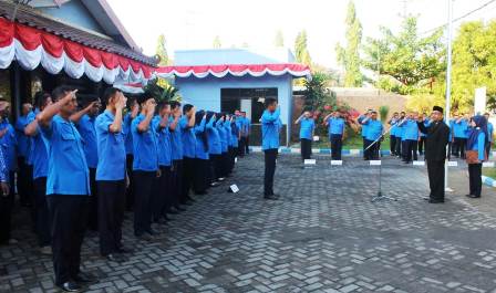 Direktur PDAM Bojonegoro, H Suhanan SE, dan seluruh karyawan-karyawatinya saat melakukan penghormatan pada sang Merah Putih.