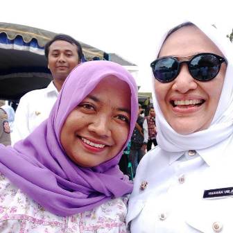 Ketua Kelompok "ENDEREZE", Yeni Supriati, ketika mohon doa restu kepada Bupati Bojonegoro, DR Hj Anna Muawanah MSi. akan ikut pelatihan di Kabupaten Malang.