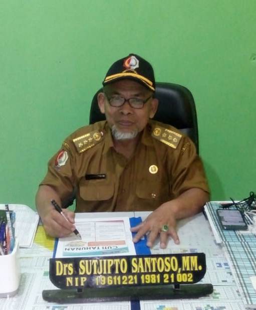 Kepala Sekolah SMPN 2 Kalitidu Kab. Bojonegoro. (Drs. H. Sutjipto Santoso, MM).