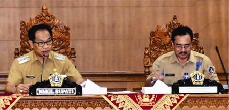 Wakil Bupati Badung, I Ketut Suiasa, didampingi Asisten Pemerintahan dan Kesra IB Agung Yoga Segara saat memimpin rapat Gerakan Serentak Badung Bersih, Selasa (6/8) di Puspem Badung.