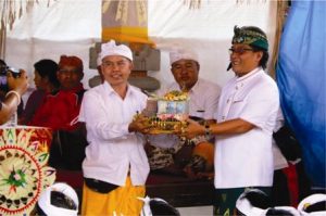 Bupati Giri Prasta Serahkan Bantuan Hibah Untuk Pitra Yadnya Di Banjar Adat Lawak