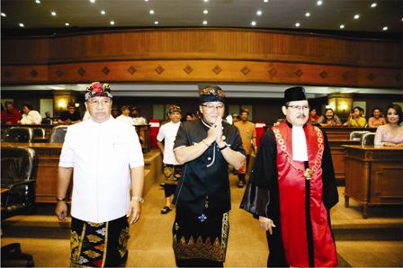 Bupati Badung, I Nyoman Giri Prasta, saat menghadiri Rapat Paripurna Pengambilan Sumpah Janji Ketua dan Wakil Ketua DPRD Kabupaten Badung periode 2019-2024, di ruang Utama Gosana, Kantor DPRD, Puspem Badung, Kamis (22/8).