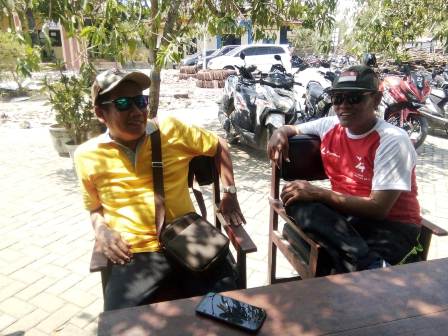 Dari kanan : Camat Trucuk dan Kasi Pem berpose di samping reruntuhan pendopo dan kantor Kecamatan Trucuk yang sedang dibangun.