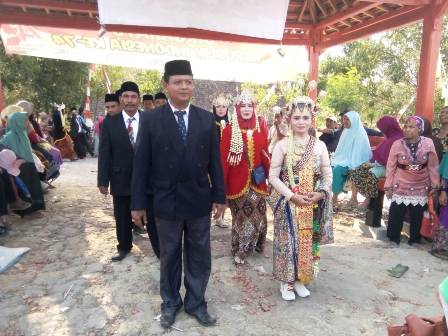 Kades Pacing, Didik Purwahyudi, beserta seluruh perangkat dan 2.500 warga saat karnaval HUT RI Ke-74.