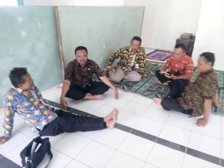 (Tengah) Sekcam Ngraho, Drs Qoharrudin MM, usai jadi imam sholat jamaah bersama Camat Ngraho, Drs Saefurrahim MM, beserta kasi, staf, dan FAKTA.
