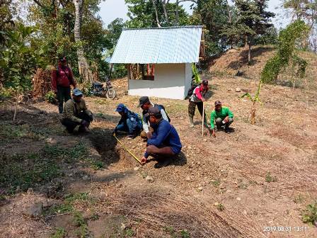 Assper Gondang, Kasmijan, KRPH Sukun, H Bakri, serta polhut dan mandor tanam saat mendampingi Fina dari UGM.