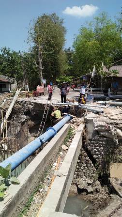 Direktur PDAM Bojonegoro didampingi Kabag Humas dan Kasi Teknis bukan hanya sidak tapi mandori langsung pengerjaan saluran.