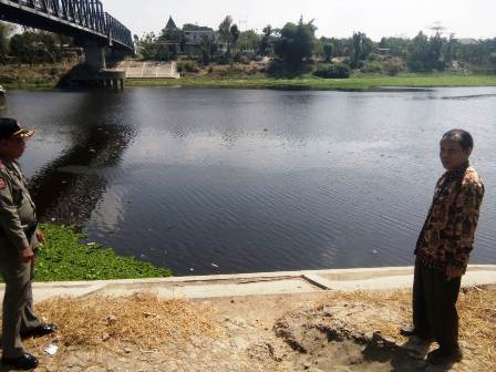 Camat Padangan, Drs Sugeng Firmanto, dan Kasi Trantib Srihono SSos saat melihat kondisi air Bengawan Solo yang dicemari limbah industri yang diduga dari Jawa Tengah.