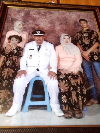 Foto pigura Kades Begadon, H Hariyono, dan keluarganya.