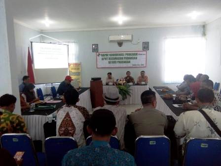 Camat Padangan, Drs Sugeng Firmanto (tengah), Ketua KUD Padangan, H Minandri Syamsuri SE (samping kanan), Sekcam Padangan, Mudlofir SSos MM (samping kiri).