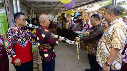 Pembukaan pameran sampah yang disulap menjadi sesuatu yang bernilai karya siswa-siswi SDN Batu Piring.