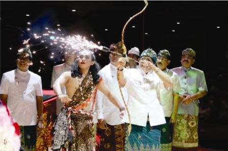 Bupati Badung Nyoman Giri Prasta bersama Wabup Ketut Suiasa, meresmikan Balai Budaya Giri Nata Mandala yang ditandai dengan pelepasan panah.