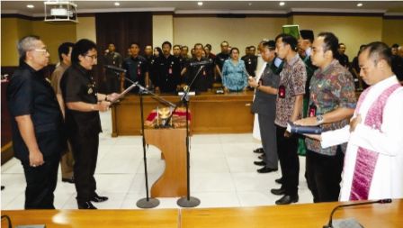Bupati Badung, I Nyoman Giri Prasta, saat melantik dan mengambil sumpah pejabat struktural eselon III dan IV dan pejabat fungsional di Kabupaten Badung bertempat di Puspem Badung, Jumat (13/9).
