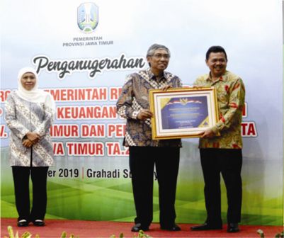 Gubernur Jatim, Khofifah Indar Parawansa, saat menyaksikan penyerahan opini WTP dari Wakil Menteri Keuangan Republik Indonesia, Mardiasmo, kepada Wakil Bupati Mojokerto, Pungkasiadi, pada Rabu siang (2/10/2019), di Gedung Negara Grahadi Surabaya.