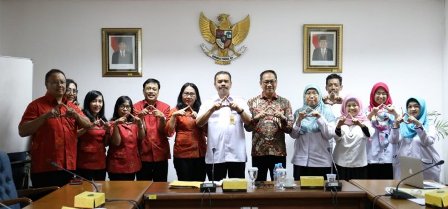 Wabup Badung, I Ketut Suiasa (keenam kanan), didampingi Kadiskerpus Kabupaten Badung, Ni Wayan Kristiani (keenam kiri), saat mengikuti rapat pleno kearsipan di Kantor ANRI, Jakarta, Selasa (15/10).