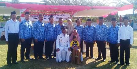 Kades Sendangrejo, Mustain SAg, foto bersama istri, anak dan perangkatnya.