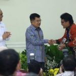 Bupati Giri Prasta Menerima Penghargaan Top 45 Dari Wapres Jusuf Kalla
