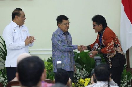Bupati Giri Prasta (kanan) menerima Penghargaan Top 45 dari Wapres Jusuf Kalla disaksikan Menpan RB Syafruddin di Istana Wakil Presiden RI Jakarta, Selasa (15/10).