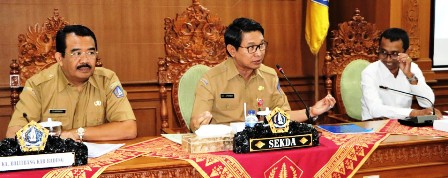 Sekda Badung, Adi Arnawa, saat menghadiri presentasi laporan akhir penelitian survei indeks kepuasan masyarakat Kabupaten Badung Tahun 2019 di Puspem Badung, Senin (7/10).