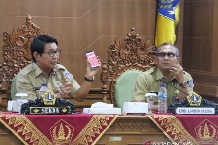 Sekretaris Daerah (Sekda) Pemerintah Kabupaten (Pemkab) Badung, I Wayan Adi Arnawa (kiri), menghadiri Sosialisasi Aplikasi 'Badung Smart City' di Ruang Kriya Gosana Puspem Badung, Selasa (22/10).