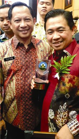 Mendagri RI, Tito Karnavian, dan Walikota Banjarmasin, H Ibnu Sina, dengan penghargaan yang diterimanya sebagai Kota Sehat.