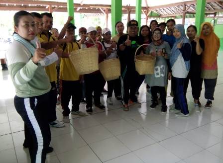 Kades Sugihwaras, Supandi, foto bersama Ketua TP PKK Desa, bidan desa, perangkat desa, kader posyandu, dan pengrajin 'rinjing'.