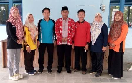 Kades Sumberjo, Drs H Suroto (Tengah), foto bersama perangkatnya.