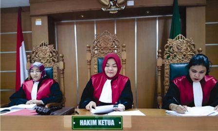 (Tengah) Ketua Majelis Hakim Yesi Akhista SH, (Kiri) Nur Rismayanti SH, (Kanan) Meniek Emelinna Latuputty SH MH, saat sidang putusan Terdakwa M Ahmad Daldiri di PN Salatiga, Senin siang (2/11).