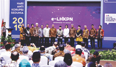 Bupati Giri Prasta (paling kanan) menerima penghargaan Anugerah LHKPN dari KPK RI pada puncak Hakordia 2019 di Gedung Merah Putih, KPK Jakarta Selatan, Senin (9/12).