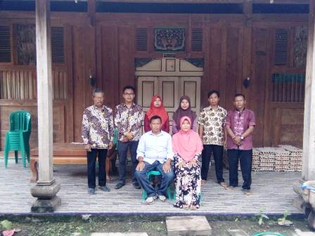 Kepala Desa Sengon, Guk Yulianto, foto bersama istri tercinta dan perangkat desanya di rumah pribadi yang kantor desa karena kantor desanya masih dibangun.